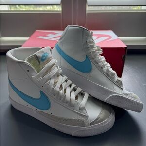 Nike Blazer Mid ‘77 • Size youth 4.5/women’s 6/6.5 • White & Blue